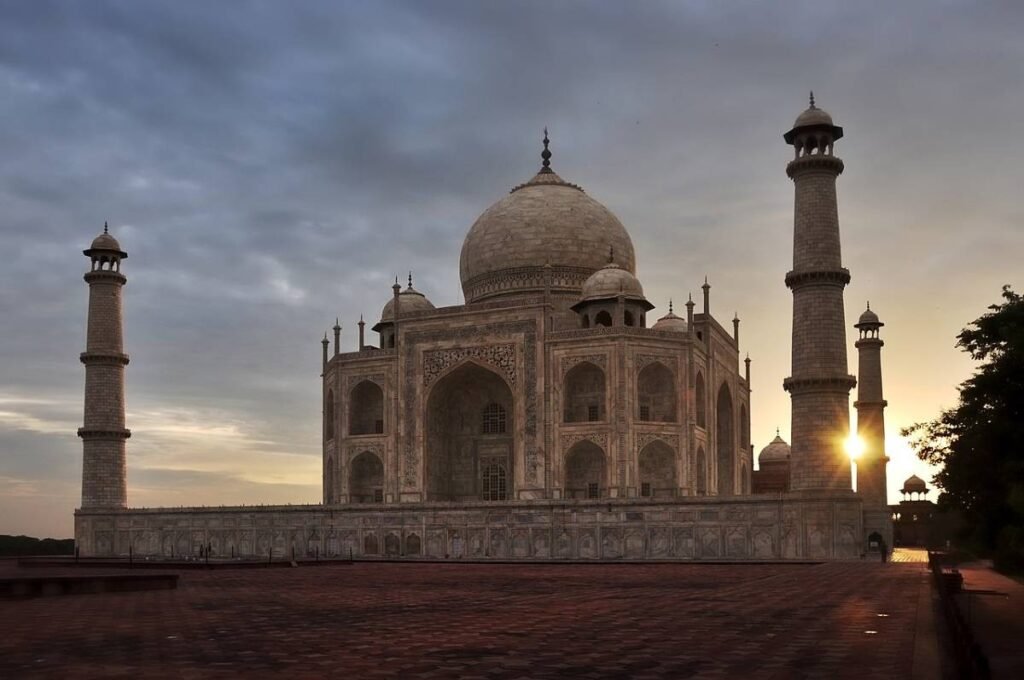 Day Trip to The Taj Mahal and Agra from Hyderabad With Return Flights